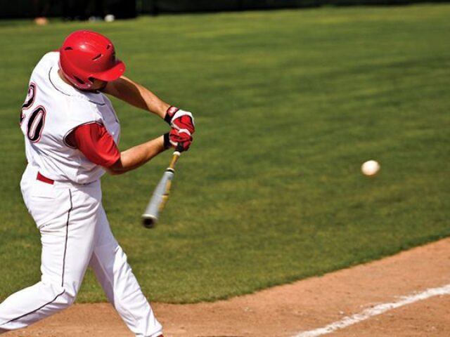 Ser jogador profissional de baseball, porém, nunca mais comer grama.