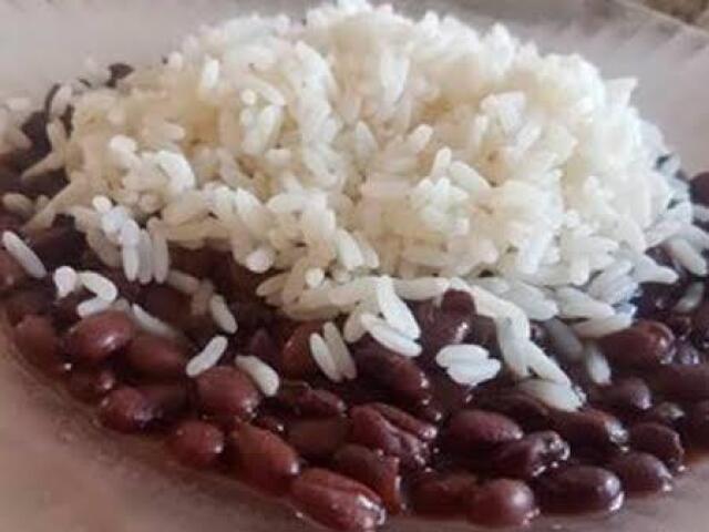 Arroz em cima do feijão