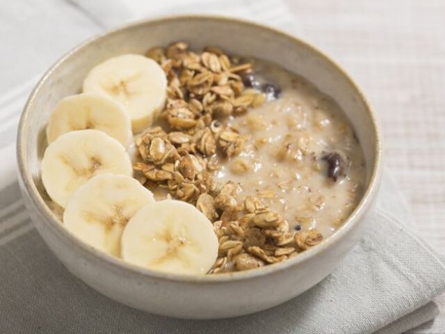 bananinha amassada com granola, sanduĂche, mingau