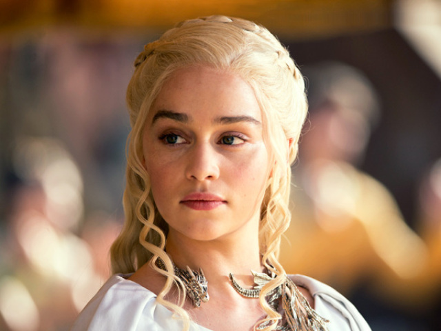 Daenerys é descrita como uma jovem adolescente, de baixa estatura e com características comuns aos membros da Casa Targaryen: cabelos loiro-platinados, olhos violeta e com uma beleza quase inumana. Em sua infância, Dany era uma garota tímida e dócil, com pouca confiança e autoestima.