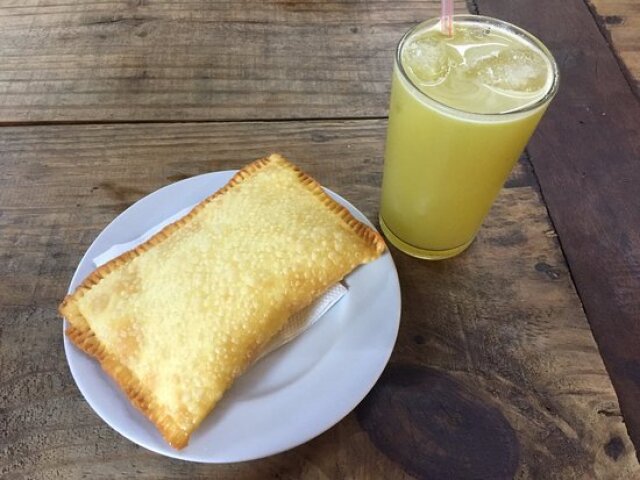 Pastel com caldo de cana