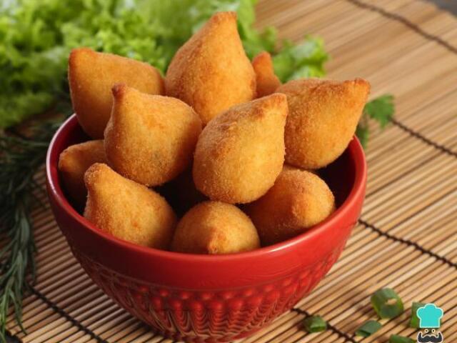 Coxinha de frango com catupiri