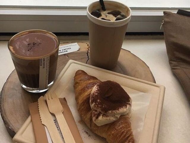 Croissant e Milkshake de chocolate