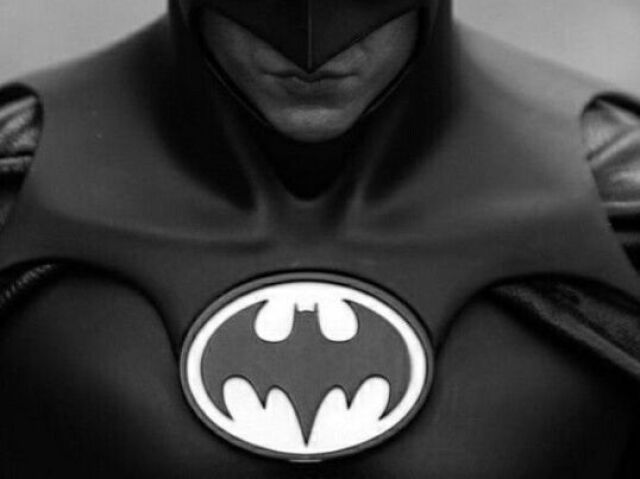 Adivinhe qual é o Batman pelo traje!