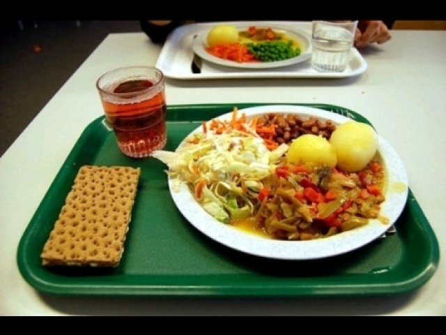 Comida igual de almoço,com bebida pra acompanhar