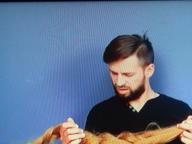 Um bombeiro de cabelos castanhos