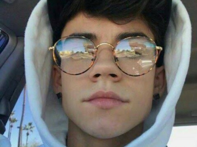 ♡ ♡
°
Que menino gato 🐱