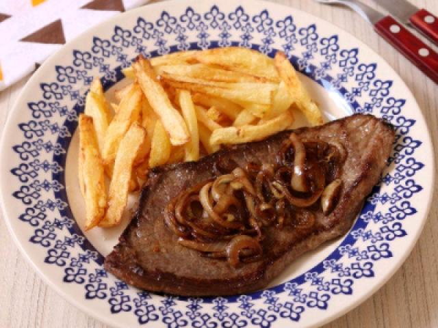 Bife com batata frita