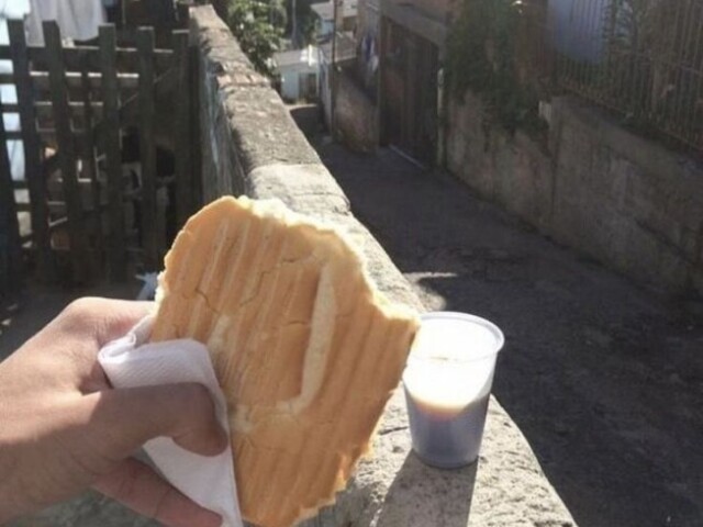 Comer pão com café na laje