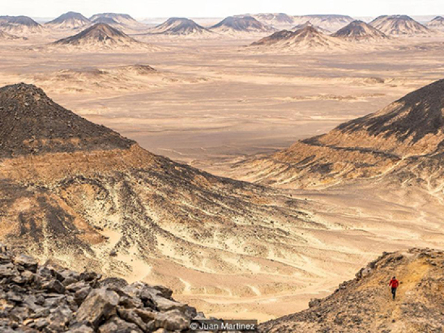 A presença do deserto do Saara que favoreceu o estabelecimento de aldeias na região.