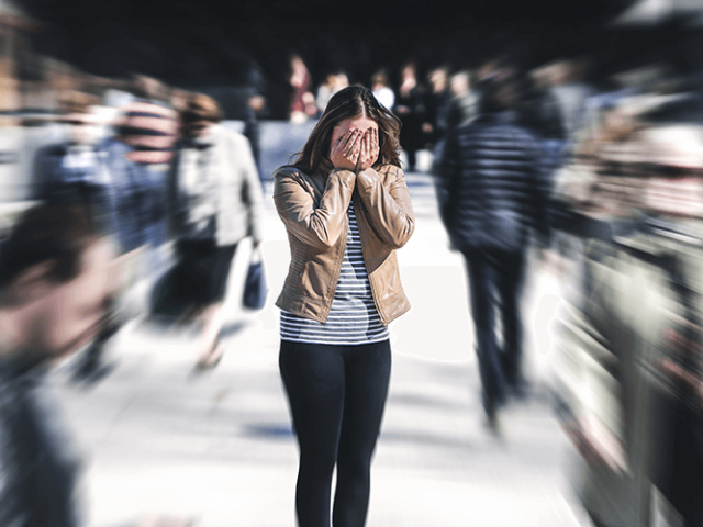 FOBIA SOCIAL
(distúrbio psicológico onde uma pessoa sente medo de estar entre outras pessoas.)