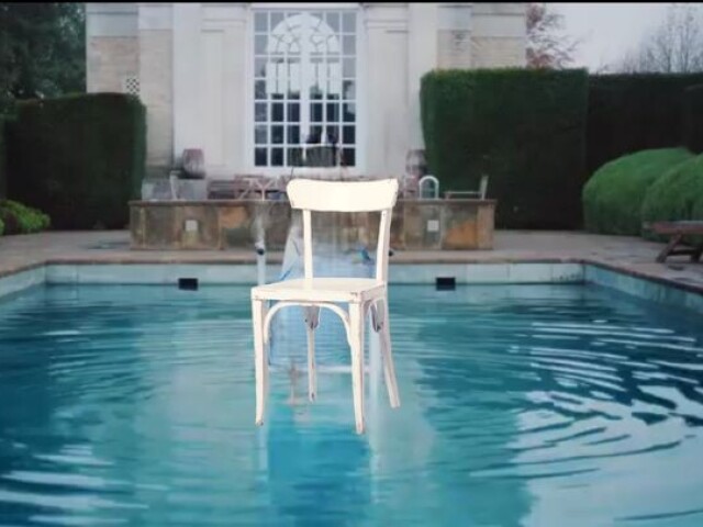 (Você relaxa na cadeira, enquanto passa a mão na água. Logo você se joga da cadeira, assim caindo na piscina. E assim acaba a sua linha.)