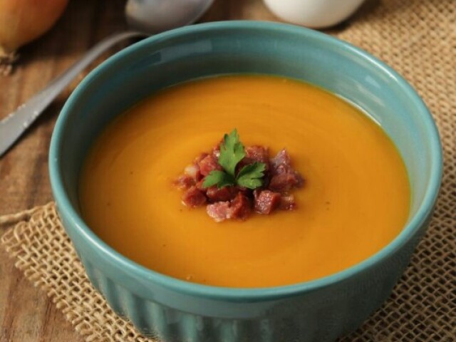 Sopa de abóbora com calabresa