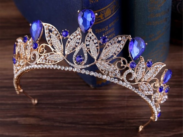 coroa de diamante e safiras azuis.