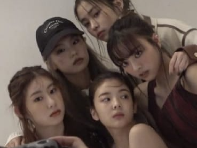 Sua vida como IDOL de kpop! (fem. version)