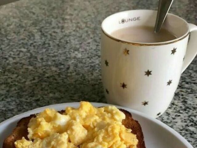 Pão com ovo e café. Bem brasileiro