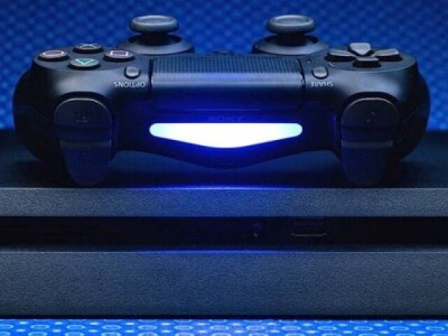 O ps3 e o controle do ps4 pois o console ainda tem que ser concertado