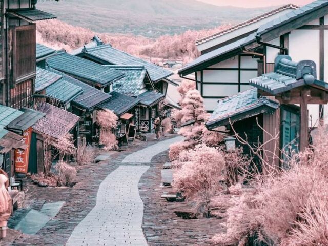 Você é a rainha (ou rei) de um vilarejo japonês. Tudo é calmo, as pessoas são cultas e respeitam a risca as tradições. Aviso: Eles seguem bastante as regras de etiqueta japonesa.
Obs: Pode haver pessoas muito diferentes nessa comunidade até porquê somos diferentes uns dos outros.