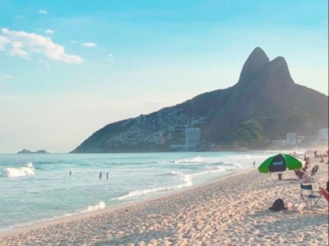 Surfar e tomar um sol em uma praia paradisíaca 😎