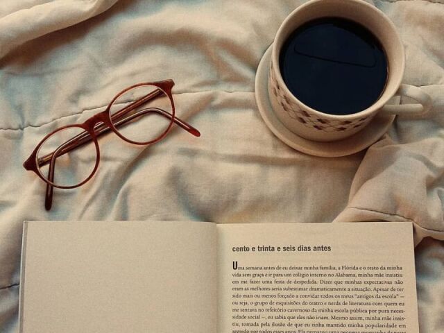 Ler um bom livro.ou escrever💙