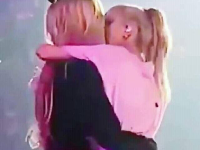 chaelisa se beijam e fazem uma festa.