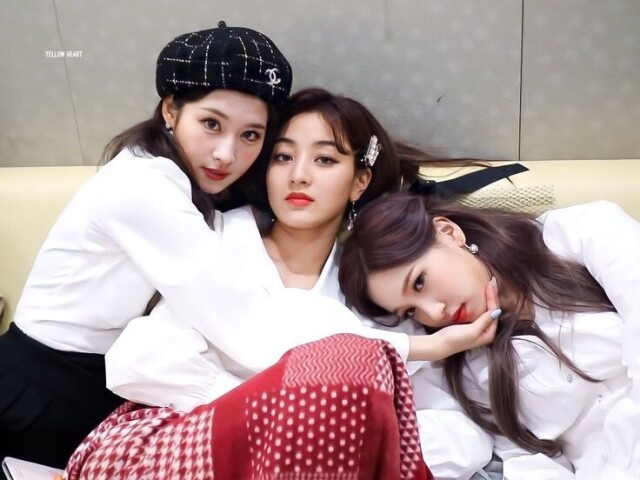 Sana, Jihyo e Mina