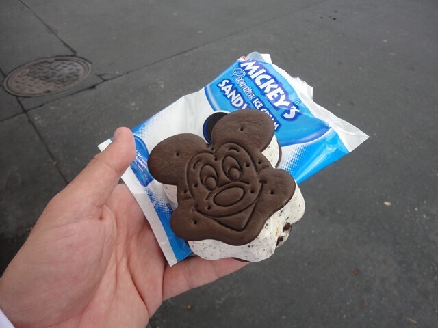 Comer sorvete do Mickey