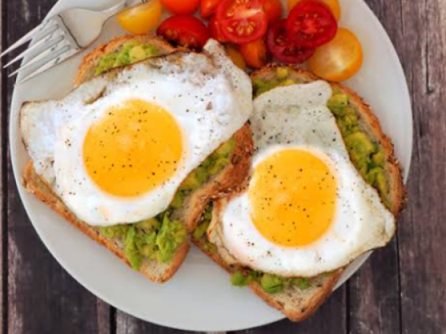 Pão com ovo abacate e tomate 🍞🍳🥑 🍅