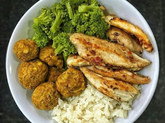 Arroz, peixe, bolinho de carne e brócolis