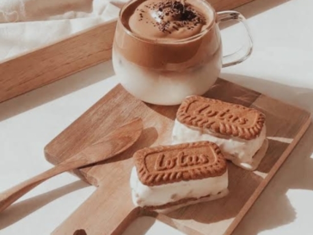 Biscoitos recheados com café gelado