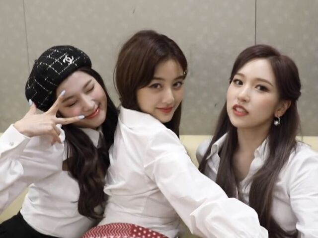 Nenhuma das duas ๑´ᴗ｀๑ ! (Sana, Jihyo, Mina)