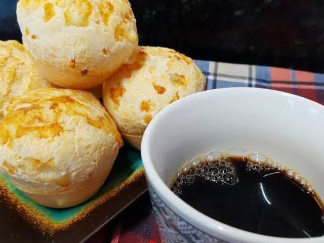 Pão de queijo com café