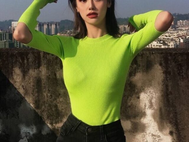 Uma blusa Verde e uma calça