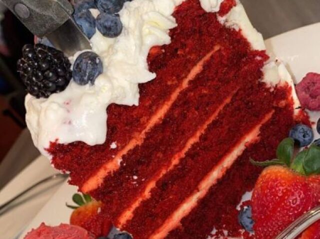 Bolo de frutas vermelhas โจโจ