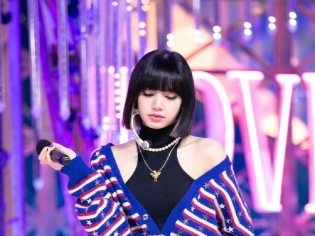 Lalisa:E aquela amiga que sempre te leva ao shopping fazer umas comprinhas e tirar fotos com você, te ama muito sempre quer ver você sorrindo, nada de tristeza!!