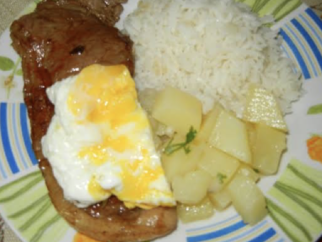 Ovo, carne, batata e arroz