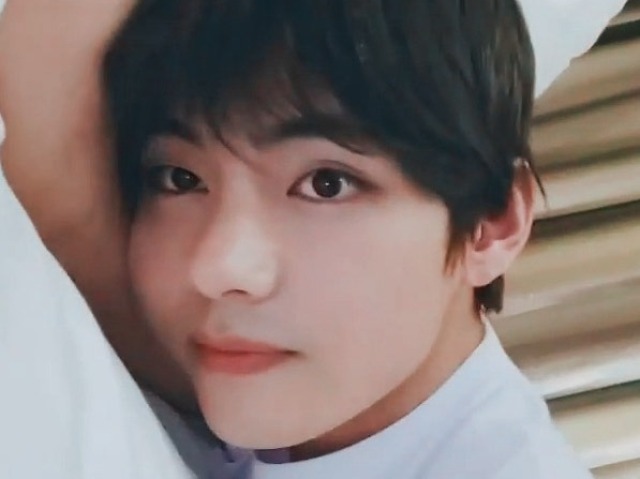 Dormir de conchinha com Taehyung depois de uma noite romântica