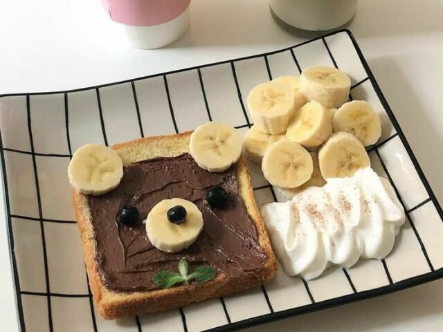 Pão com chocolate, banana, uvas e creme🤢