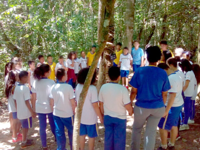 São os serviços prestados pelos profissionais dos parques florestais (Unidades de Conservação), fornecendo informações sobre o ambiente ecológico que está sendo visitado pelo turista.