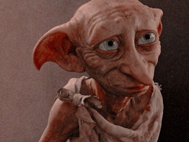 Em "Harry Potter e A Ordem da Fênix", por Dobby