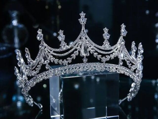 Tiaras,chamativas (ou não) com a maioria sendo com brilho (ou não)