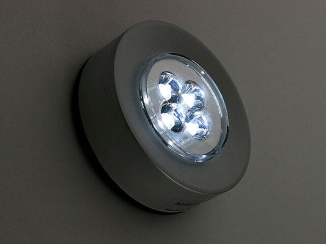 Uso as lâmpadas de LED, pois a tecnologia aliada a sustentabilidade trouxe mais qualidade de iluminação com menor custo e possibilidade de reciclagem.