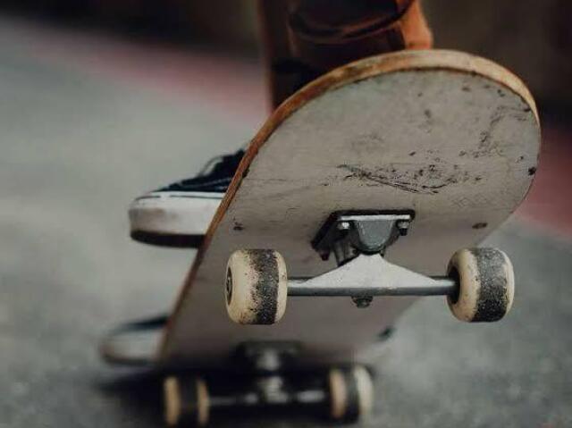 levar a m3rd4 de um skate pra p0rr4 de um parque e fazer os dois amigos serem expulsos de lá