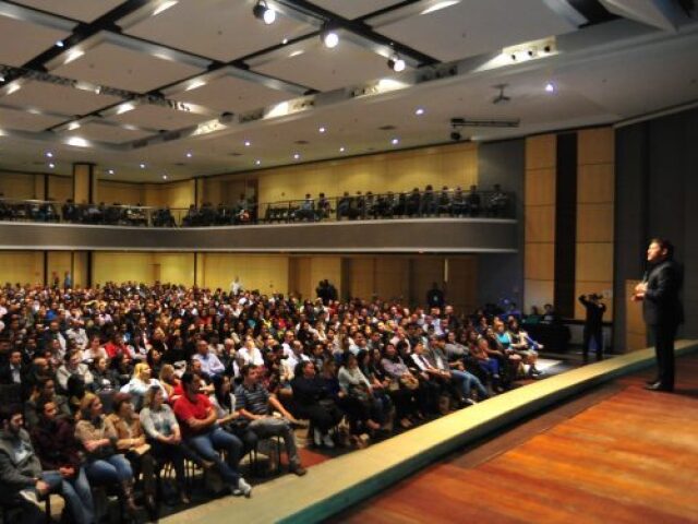 Dar uma palestra que irá mudar a mentalidade das pessoas