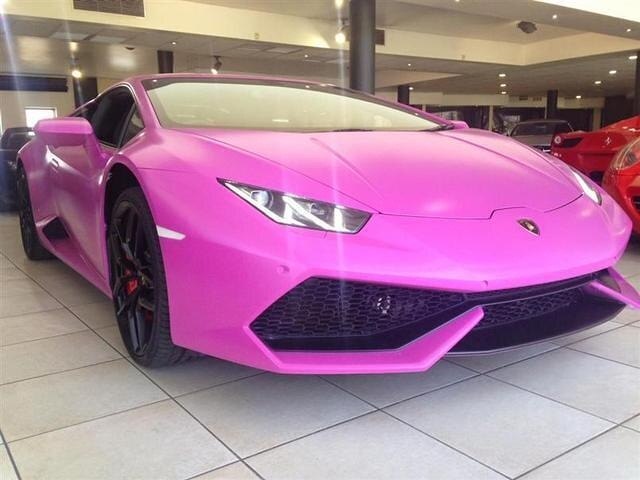 um carro rosa