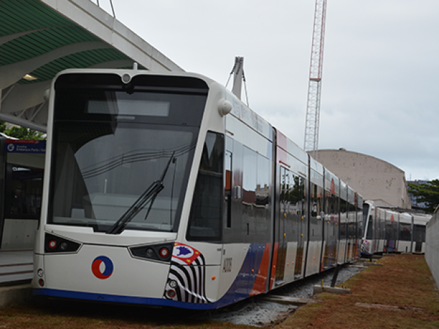 O VLT dá uma volta na estação.