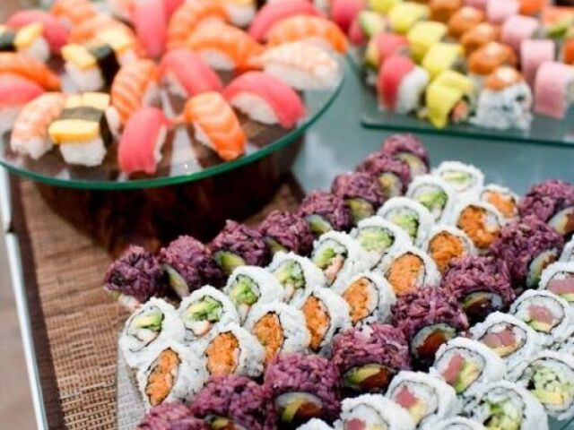 sushi para todos comerem, uma delicia para alguns.