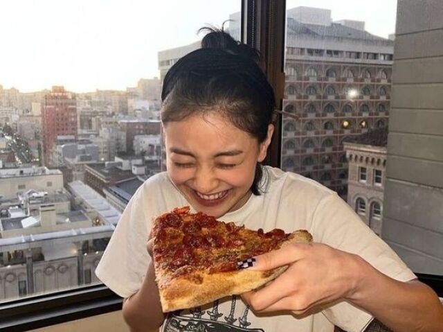 comer uma pizza com a jihyo