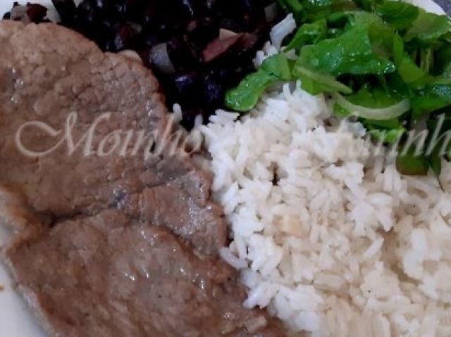 feijão,arroz,bife,salada de alface com muito limão e batata frita