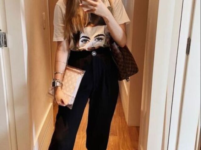 Calça preta e tĂȘnis branco